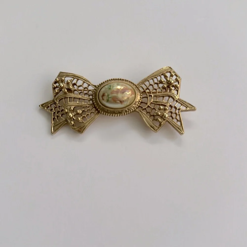 Vintage Gold Bow Victorian Style Brooch